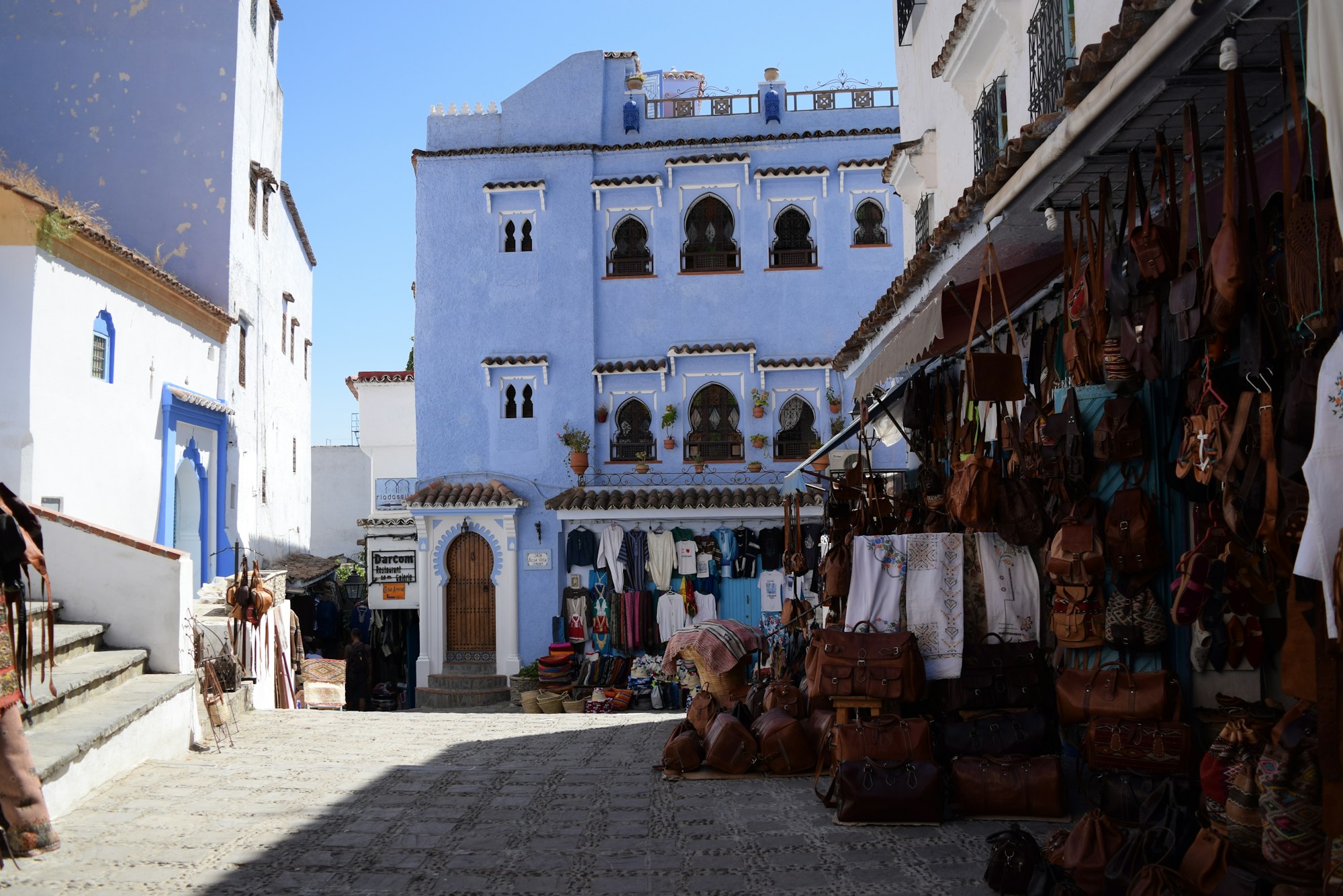 Façades bleues et architecture traditionnelle au Maroc en hiver