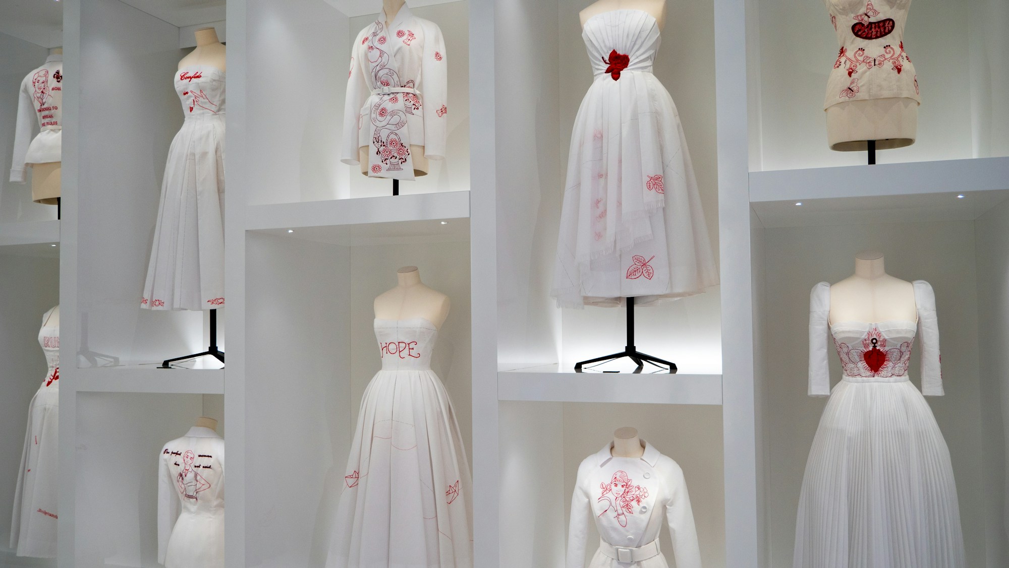 Robes de créateurs exposées dans un showroom de mode à Paris
