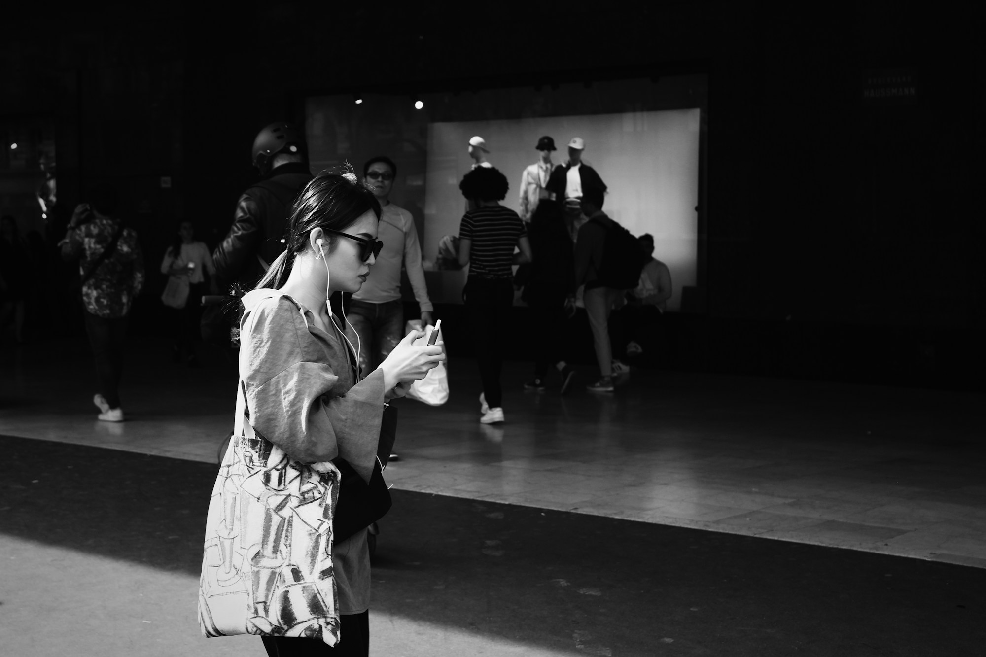Femme élégante marchant dans les rues de Paris pendant la Fashion Week