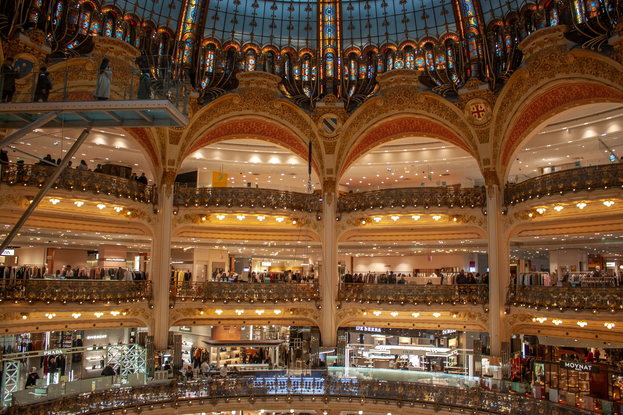 Intérieur somptueux des Galeries Lafayette Paris - grand magasin mode emblématique