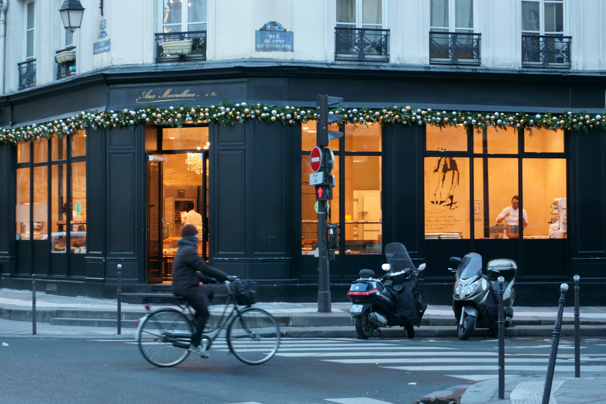 Rue du Marais à Paris en automne - quartier mode et galeries d'art