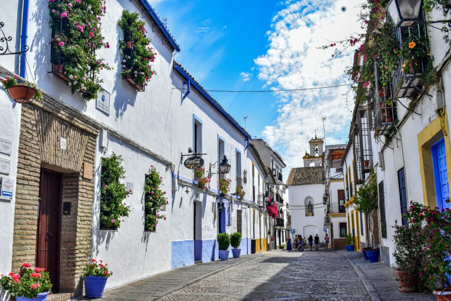 Callejuela de Córdoba decorada con macetas en las típicas paredes encaladas de Andalucía