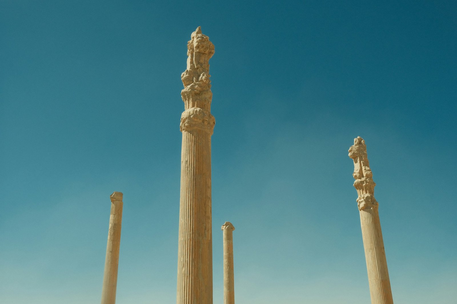 Columnas monumentales de Persépolis, capital ceremonial del Imperio aqueménida, Patrimonio Mundial UNESCO en Irán