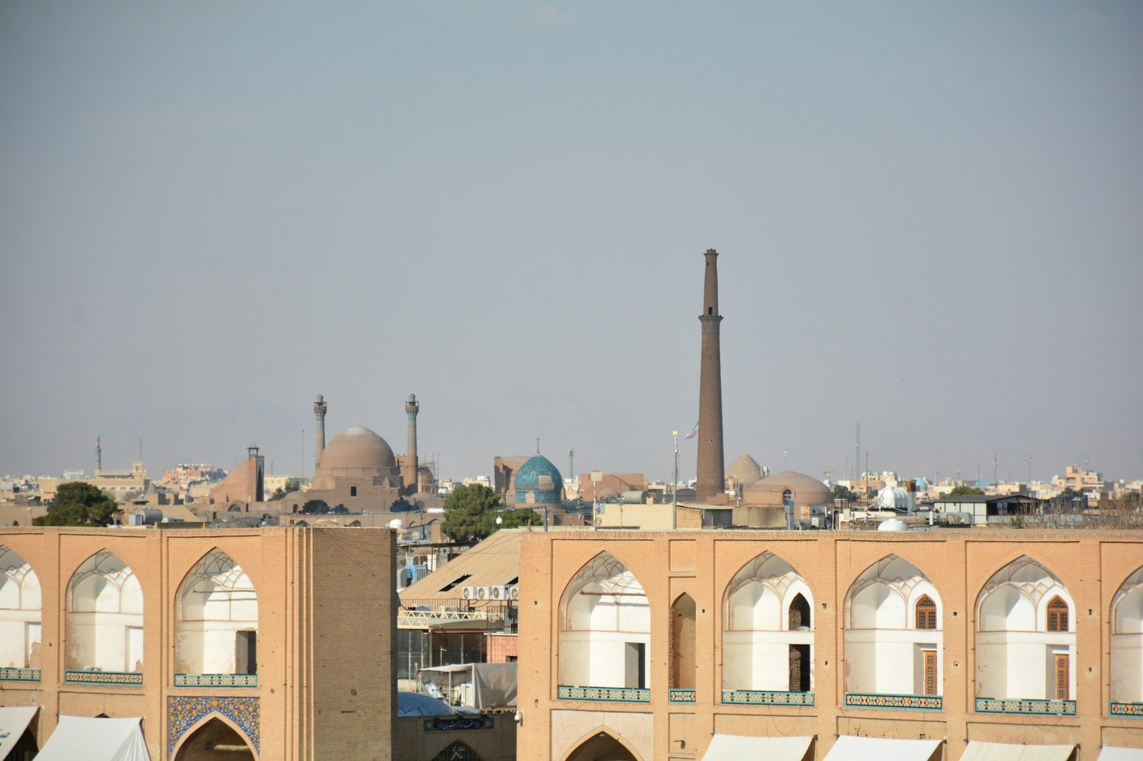 Arquitectura histórica de Yazd con sus cúpulas y torres de viento tradicionales, Irán