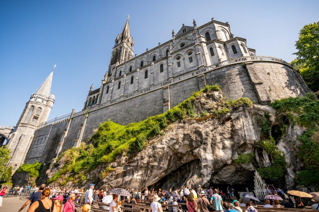 La Basilique de l'Immaculée Conception au-dessus de la Grotte de Massabielle, sanctuaire de Lourdes, France