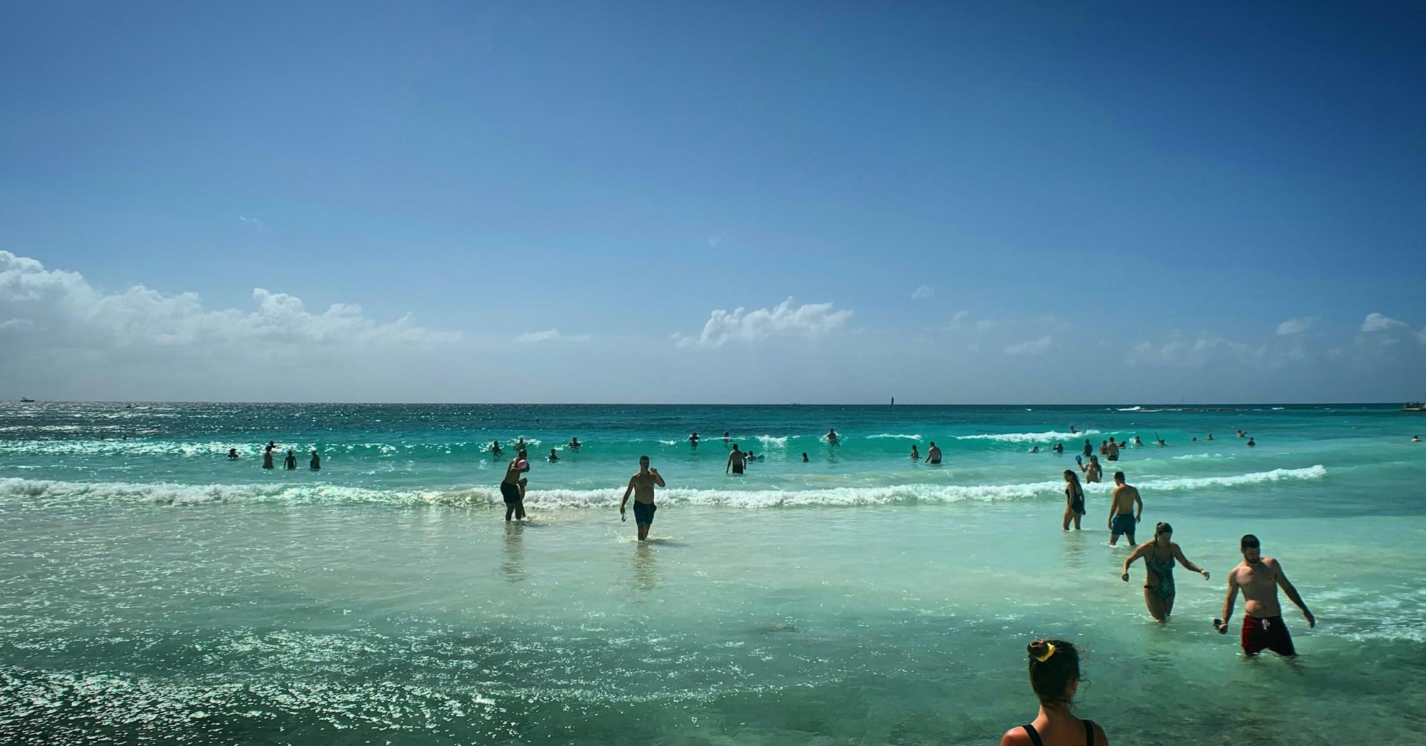 Eau turquoise cristalline d'une plage des Caraïbes mexicaines près de Cozumel