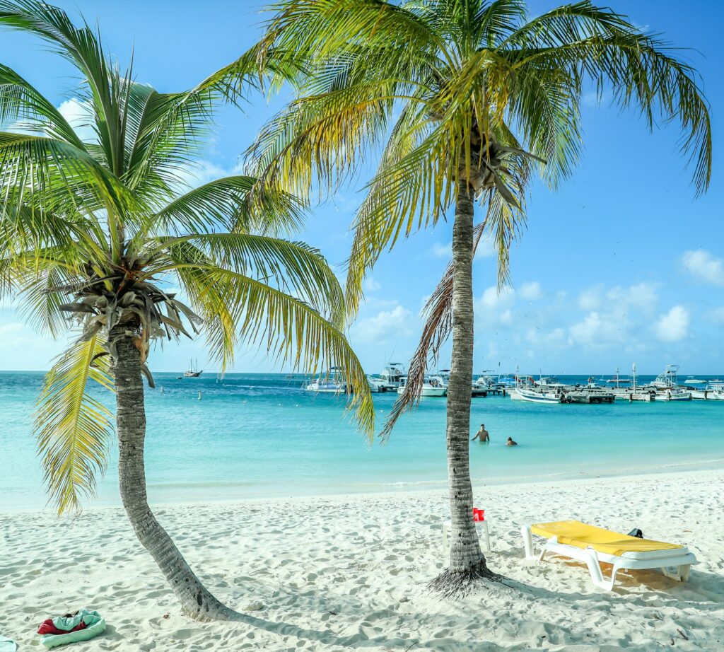 Plage d'Aruba aux Caraïbes — sable blanc et eaux turquoises immaculées