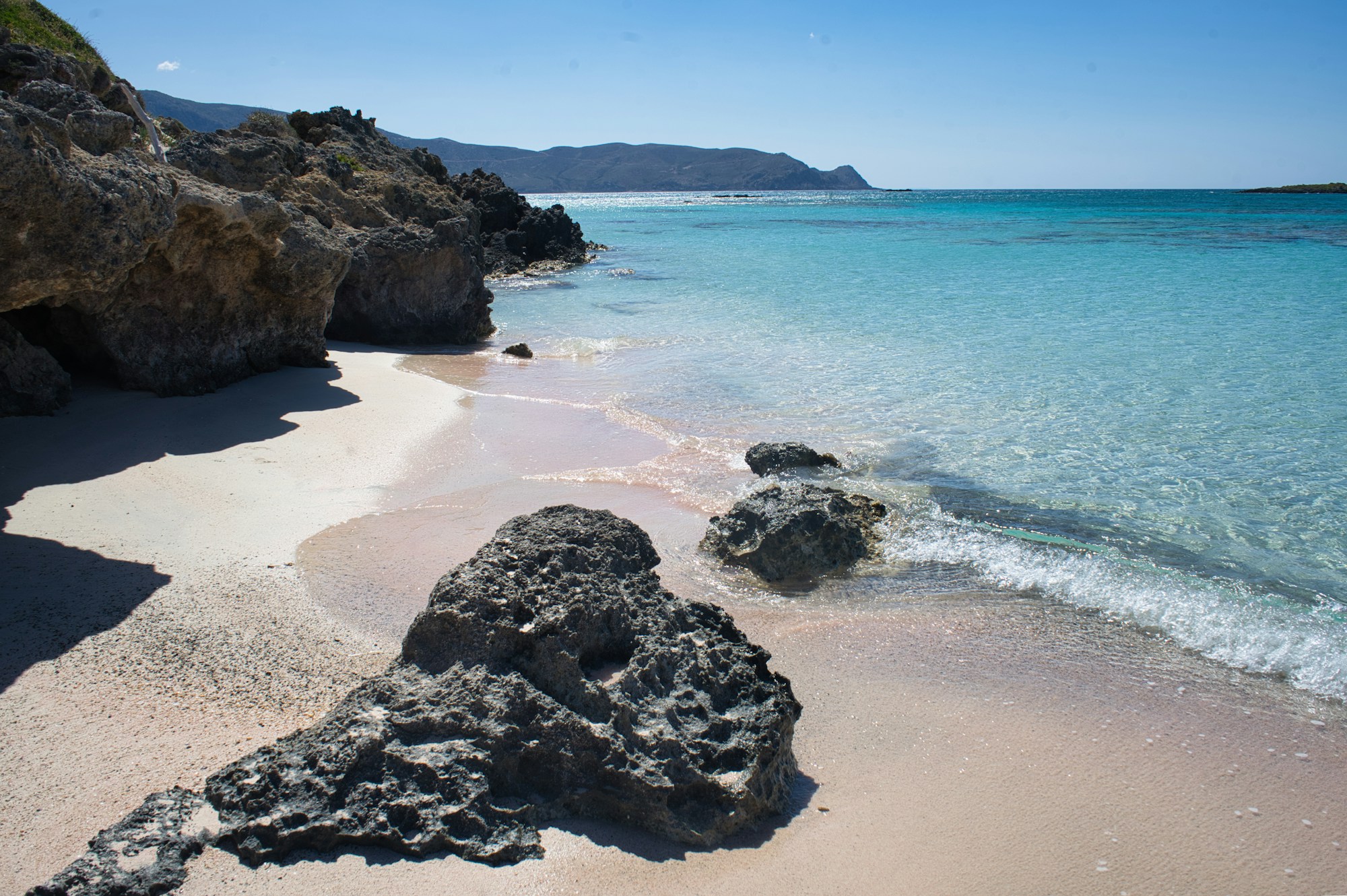 Elafonissi, Crète, Grèce — lagons peu profonds aux reflets roses et turquoise