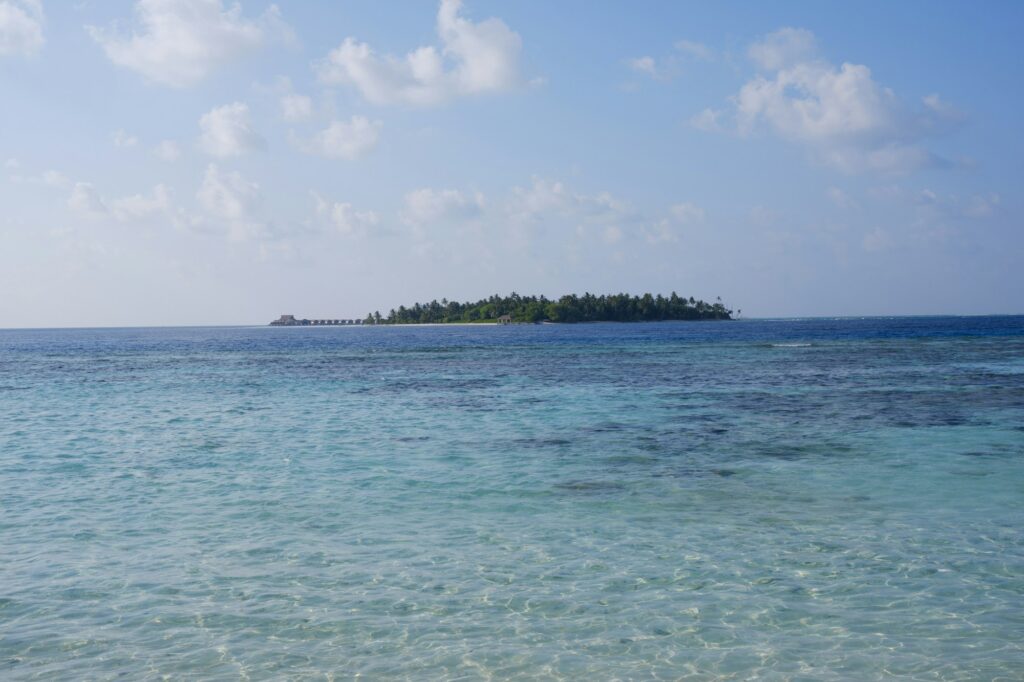 Petite île tropicale paradisiaque entourée d'eau cristalline turquoise vue du ciel
