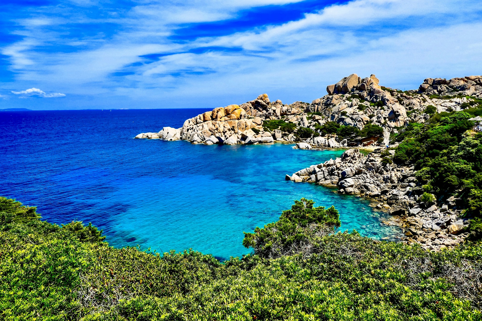 Capo Testa, Sardaigne, Italie — littoral rocheux et mer turquoise translucide