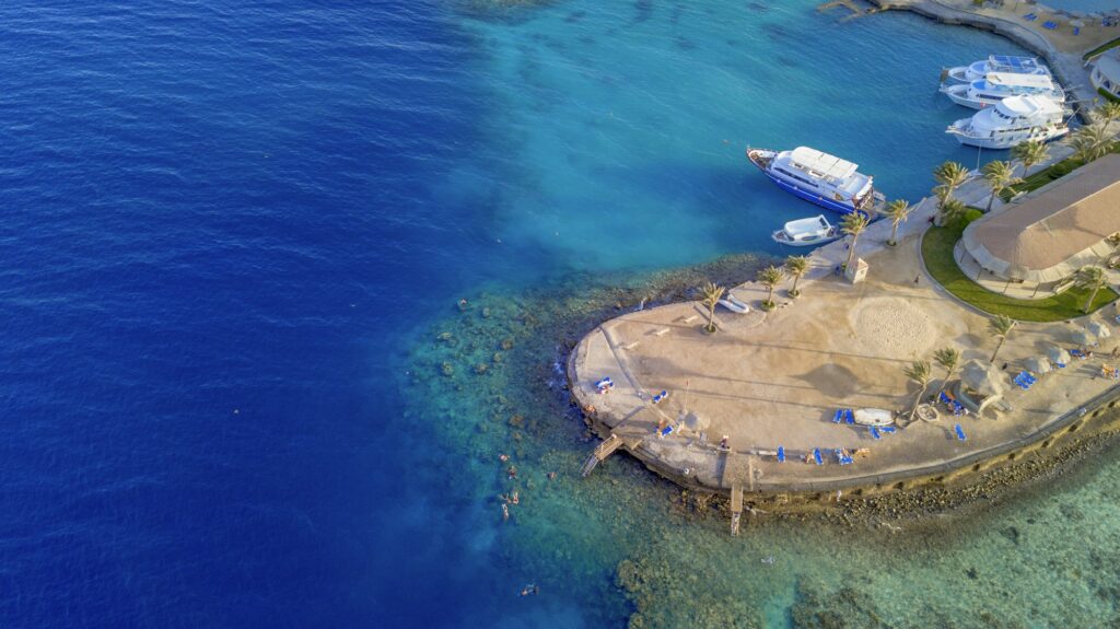 Vue aérienne de Hurghada et de la mer Rouge depuis un drone, Égypte