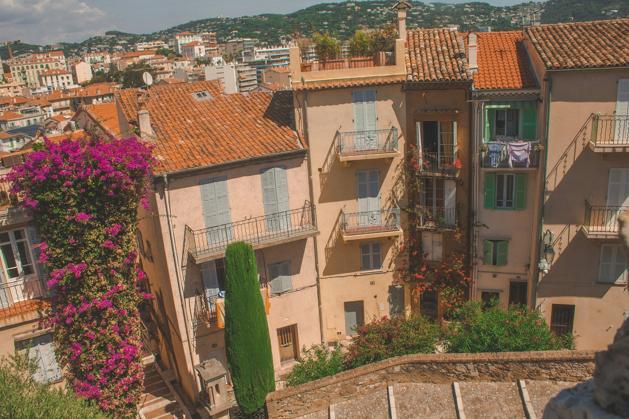 Vue aérienne de Cannes avec ses immeubles et la mer Méditerranée, Côte d'Azur, France