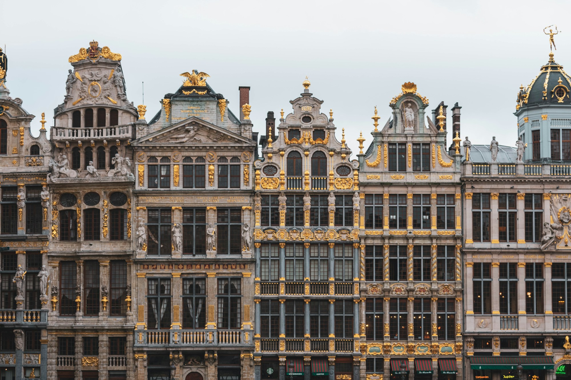 La Grand-Place de Bruxelles illuminée par la lumière du printemps, façades de guildes historiques
