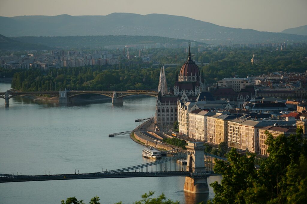 Pont des Chaînes sur le Danube à Budapest au coucher du soleil, reflets dans l'eau