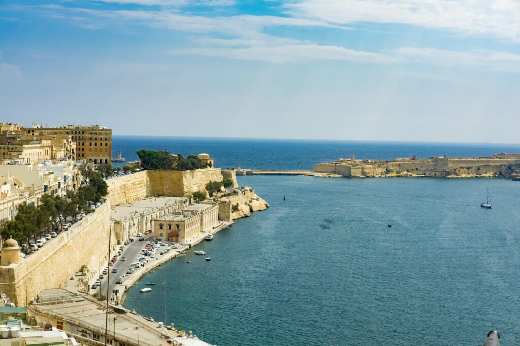 Vue de La Valette depuis la mer, remparts dorés et architecture baroque de Malte