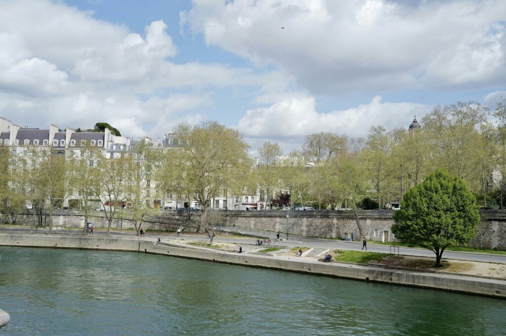 Vue panoramique des quais de la Seine à Paris au printemps, lumière dorée en soirée