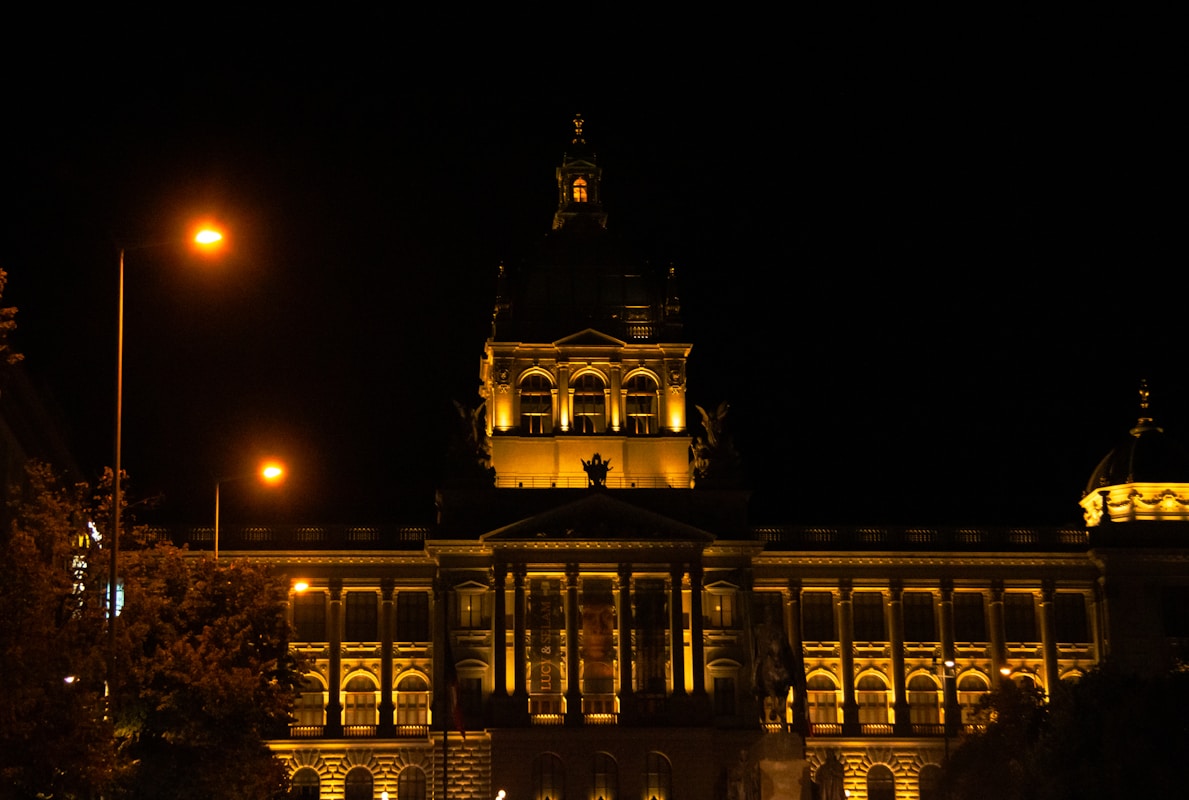 Grand bâtiment néo-classique illuminé de nuit à Prague, République Tchèque