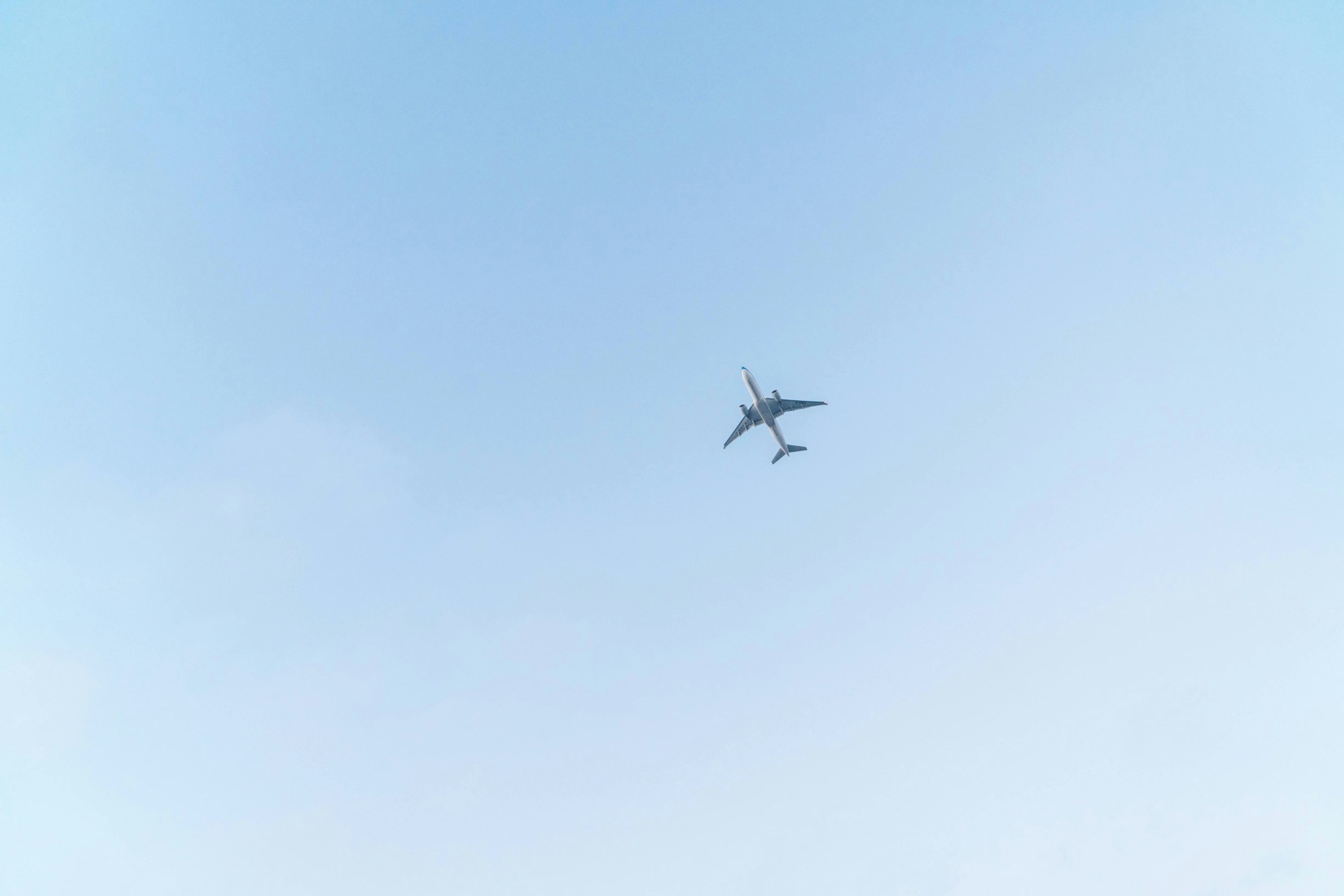 Avion en vol dans un ciel bleu — stratégies pour trouver des billets pas chers en 2026