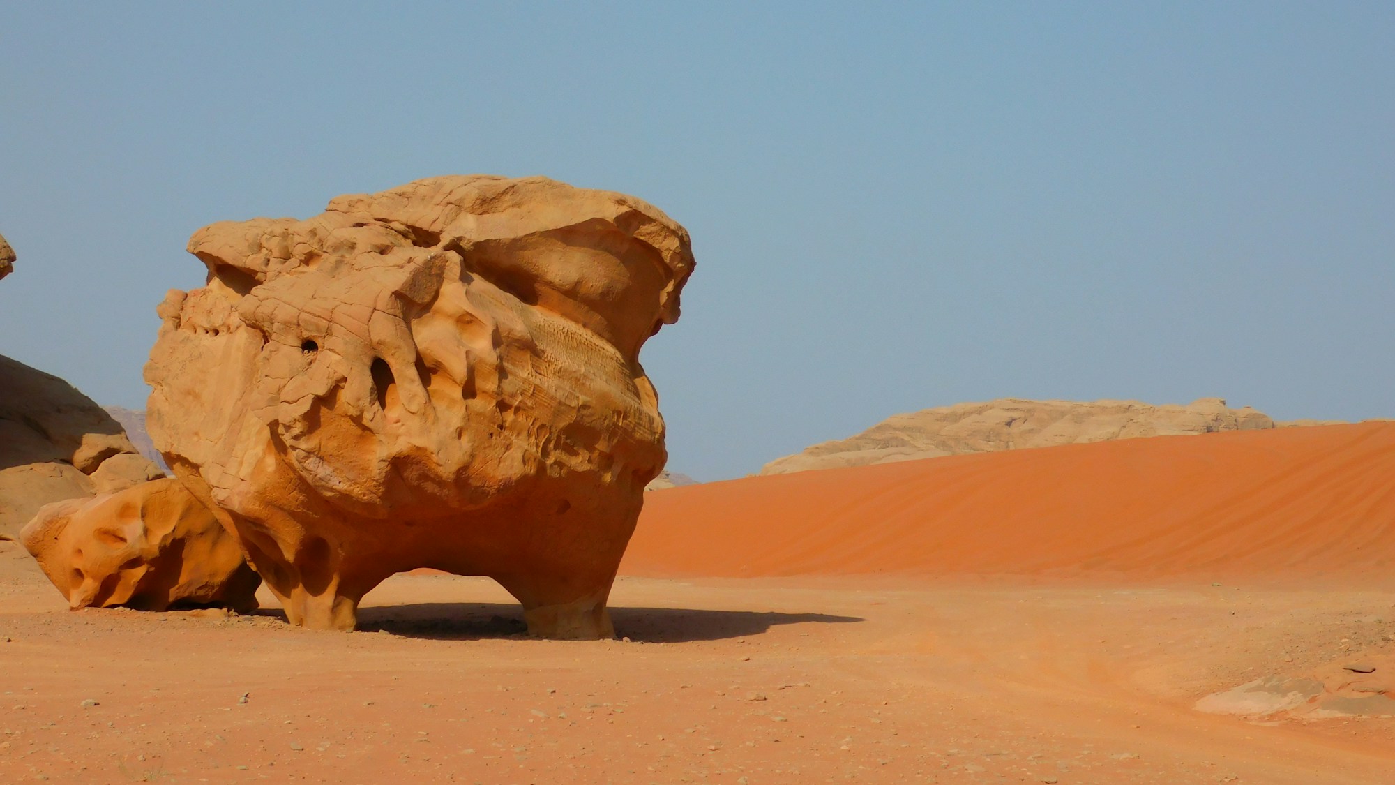 Paysage minimaliste du désert de Wadi Rum, Jordanie — destination alternative accessible depuis Paris cet été 2026