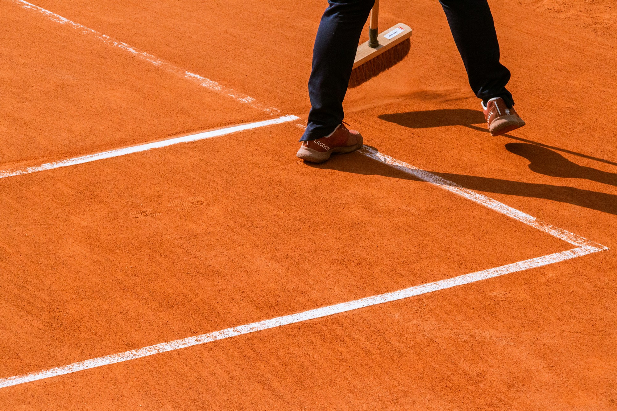 Visual comparison between the Philippe-Chatrier court at Roland-Garros on a sunny day and in the evening under artificial lighting