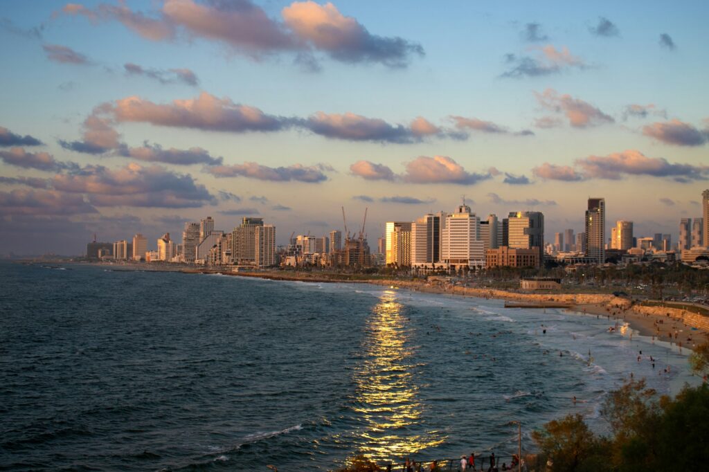 Coucher de soleil sur Tel Aviv depuis le vieux port de Jaffa, Israël — Rosh Hashana 2026
