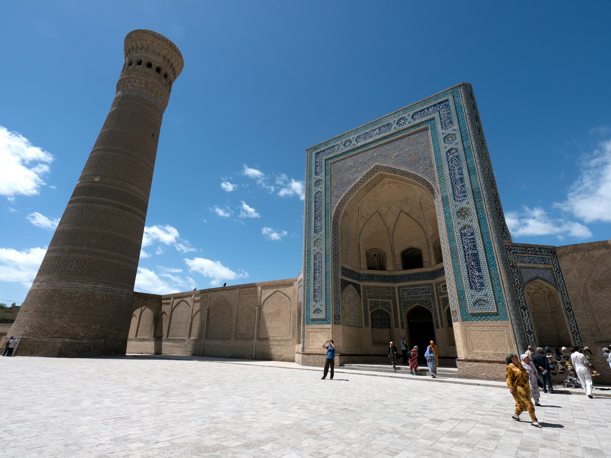Architecture islamique médiévale de Boukhara avec mosquée et minaret — ancienne cité de la Route de la Soie