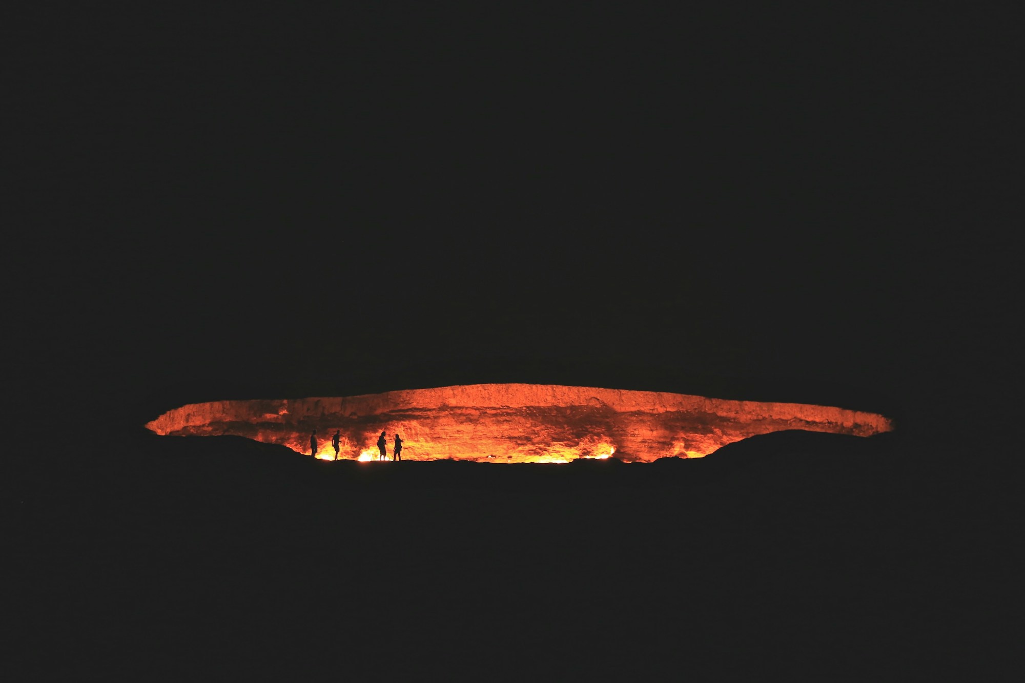 Le cratère de gaz de Darvaza en feu — la Porte des Enfers au cœur du désert du Karakoum, Turkménistan