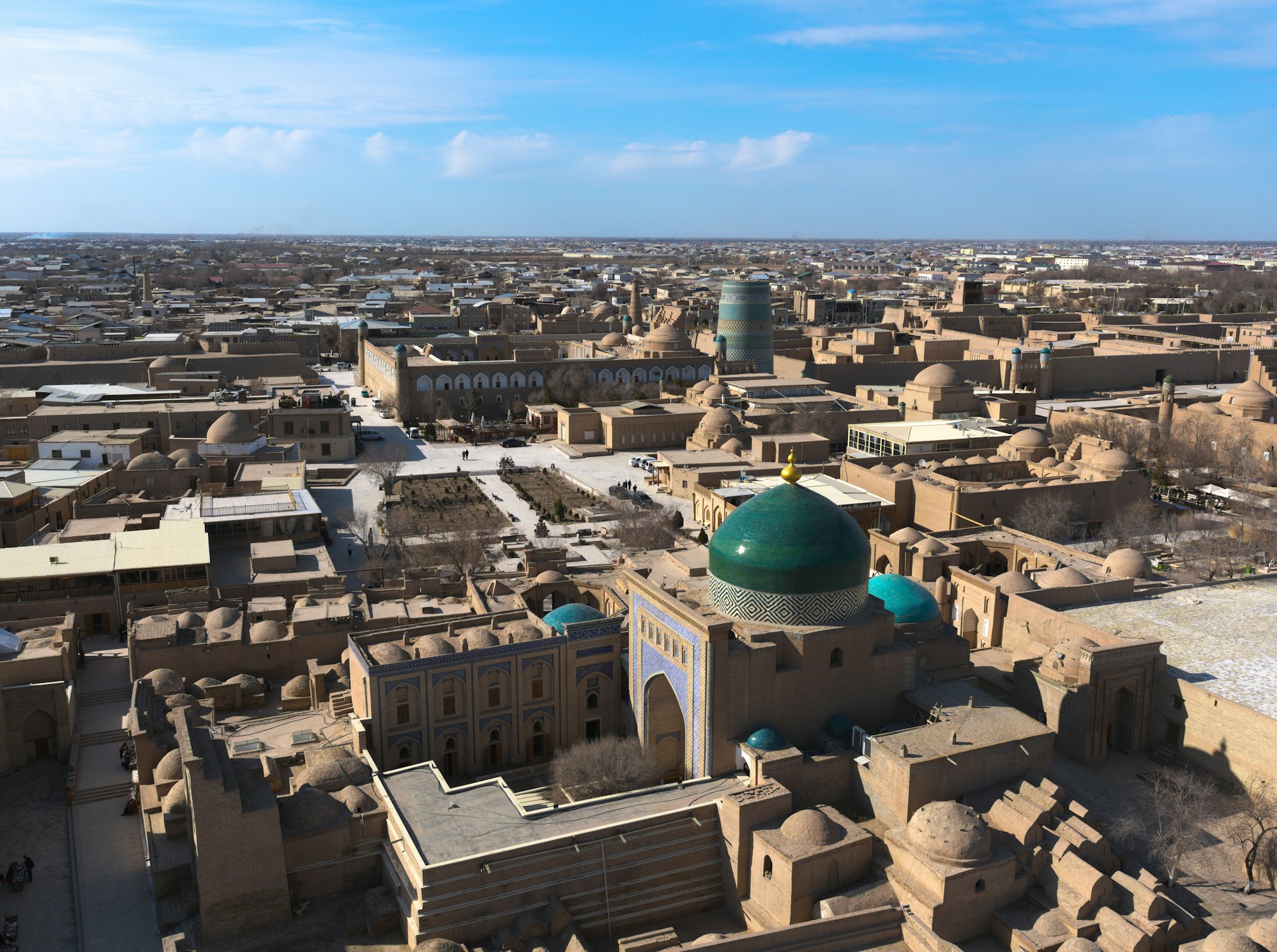 Vue de la vieille ville de Khiva avec ses dômes turquoise et ses bâtiments en briques de terre, Ouzbékistan
