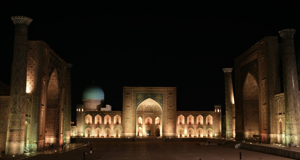 La place du Régistan illuminée la nuit à Samarcande, Ouzbékistan — cœur des Routes de la Soie
