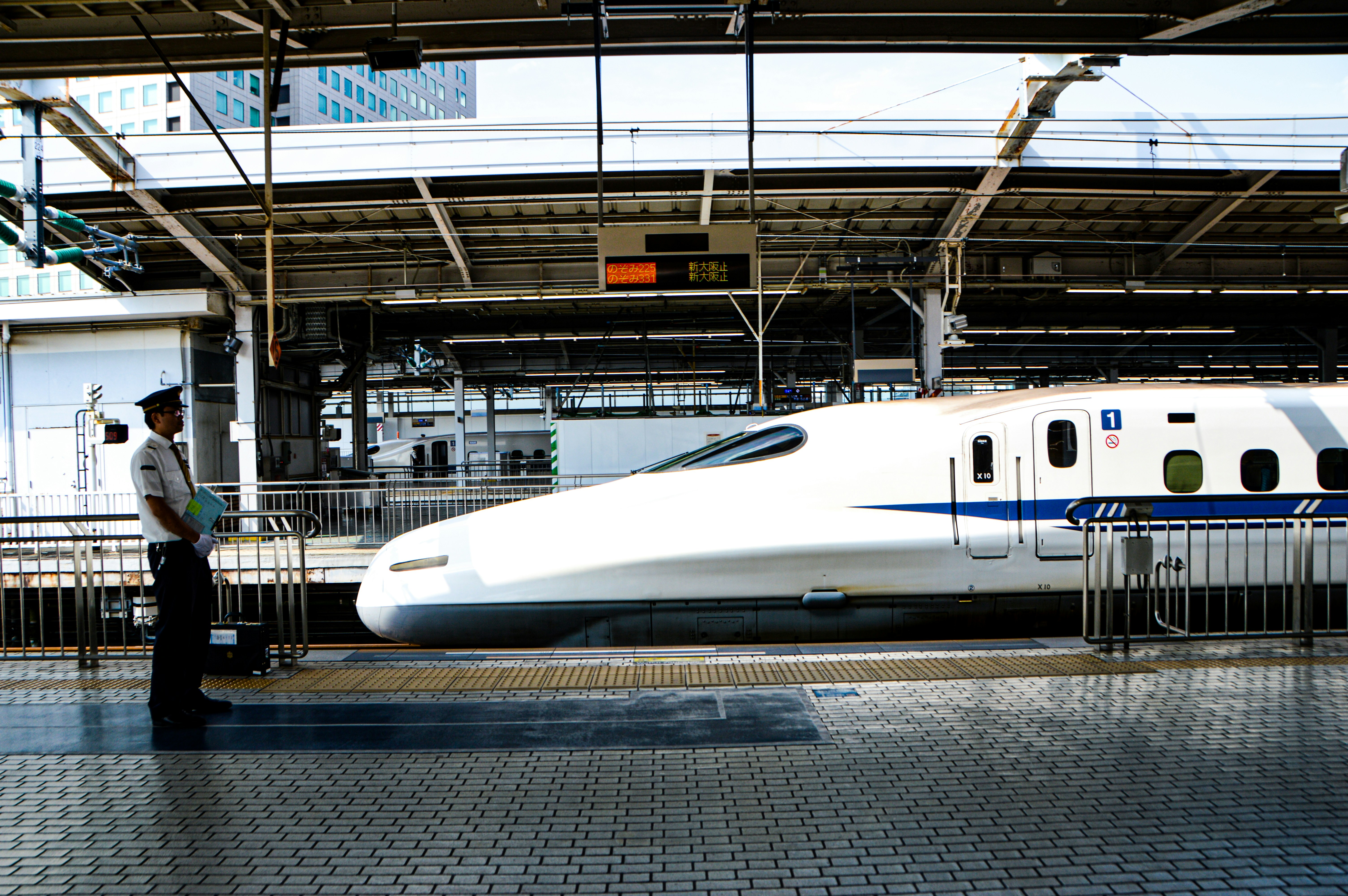 Shinkansen bullet train au Japon, le train à grande vitesse reliant Tokyo à Nagoya en 1h40 pour visiter le Studio Ghibli Park