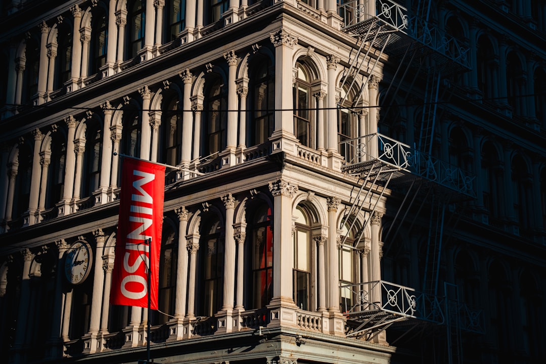 Façade en fonte historique dans le quartier SoHo de New York City, architecture industrielle 19e siècle