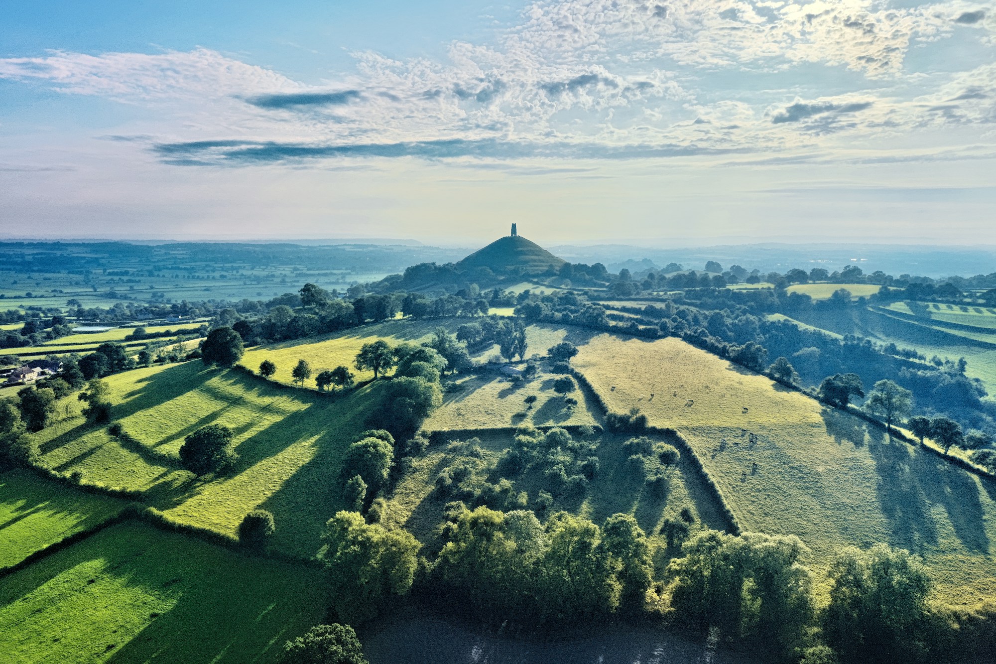Vista aérea de Glastonbury Tor, la torre medieval en la cima de la colina sagrada, Somerset