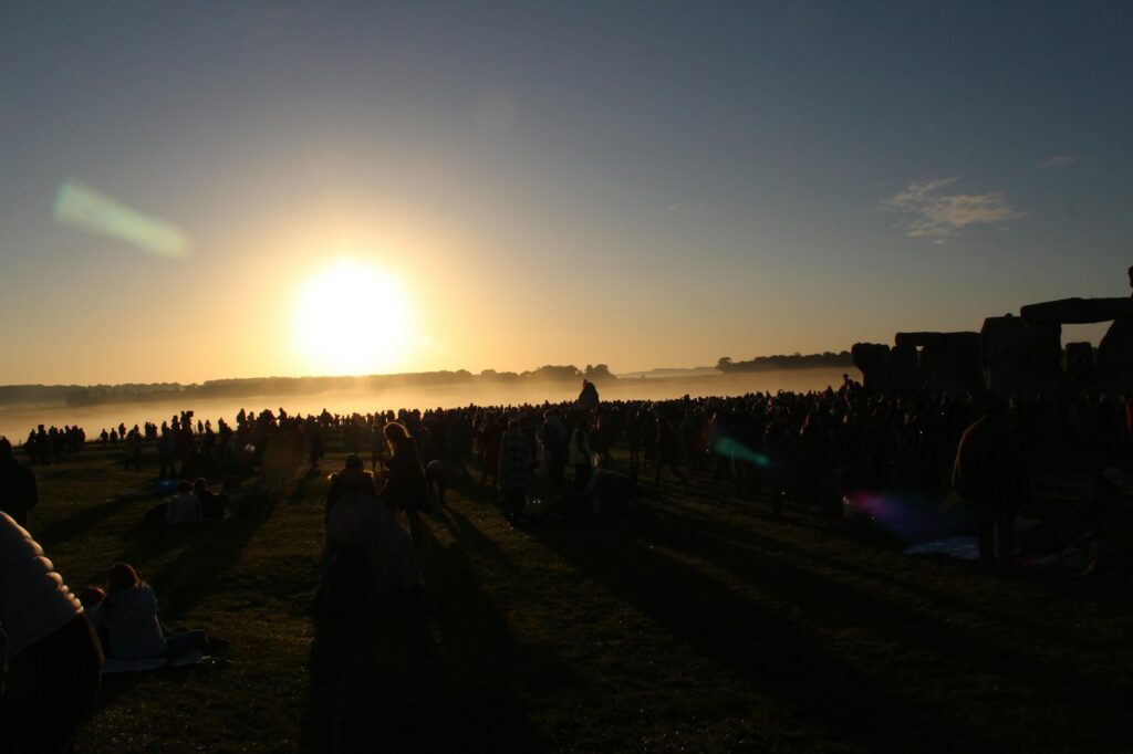 Lever du soleil au solstice d'été à Stonehenge, Wiltshire, Angleterre