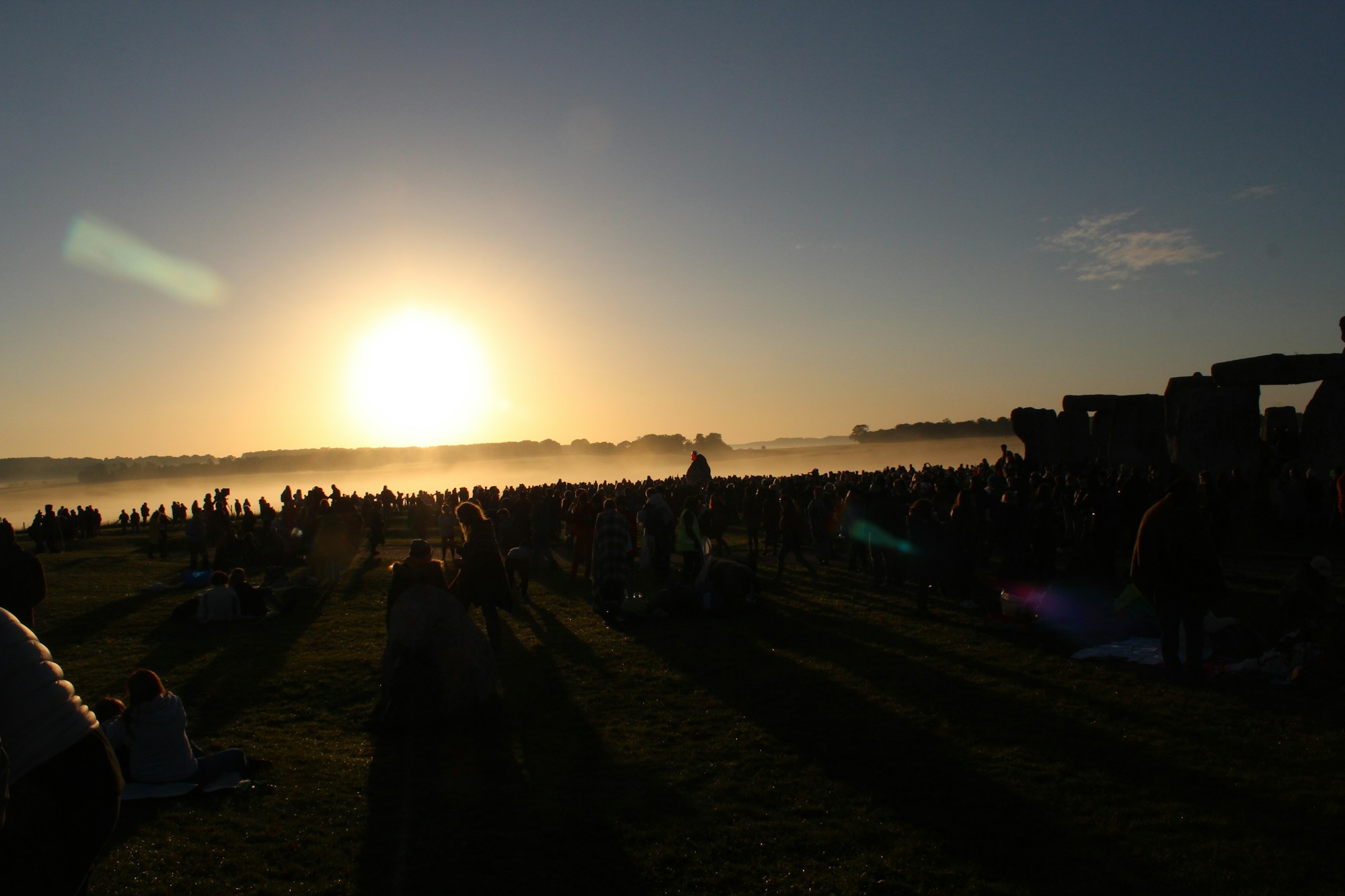 Amanecer en el solsticio de verano en Stonehenge, primeros rayos atravesando el círculo de piedras