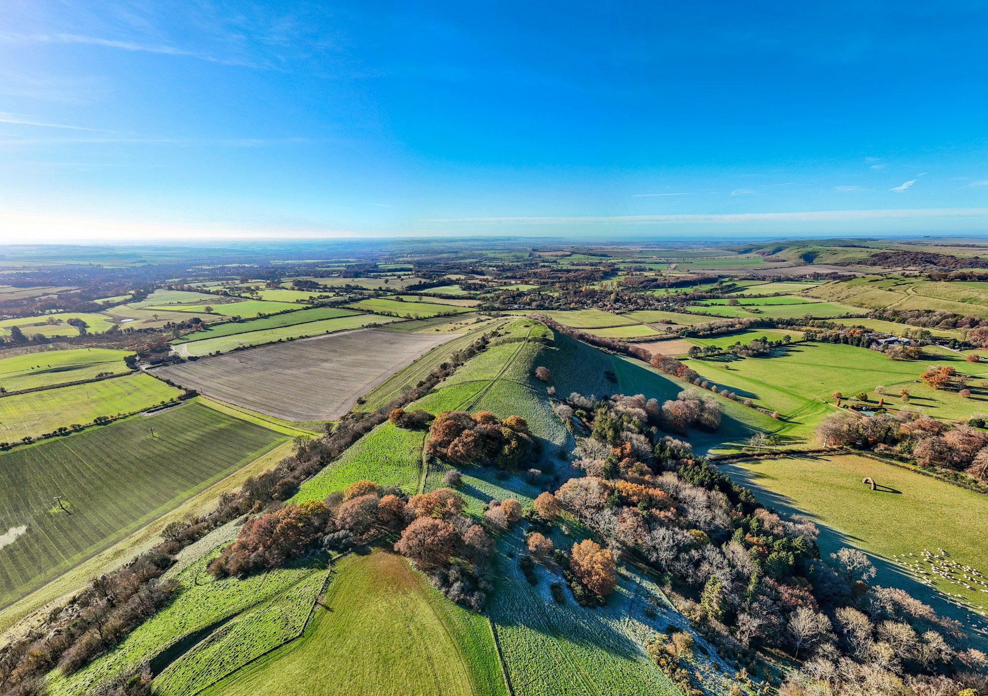 Paisaje prehistórico de Wiltshire con colinas de tiza y túmulos antiguos