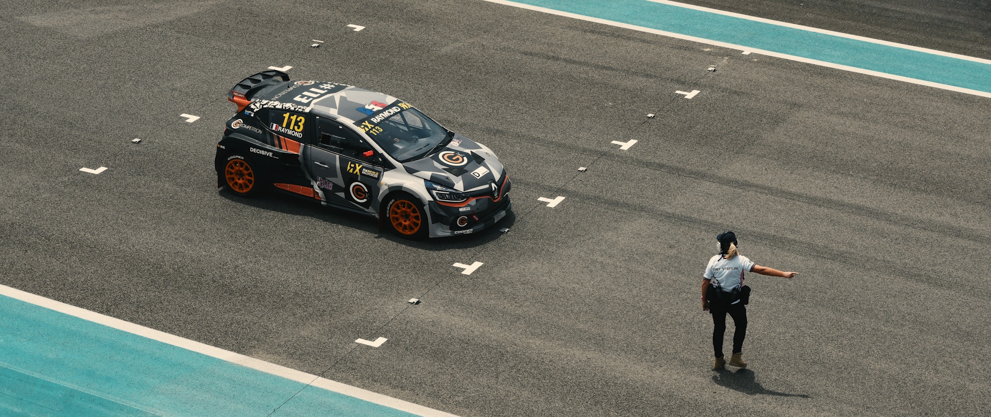 Circuit de Yas Marina à Abu Dhabi, vue aérienne avec tribune et mer