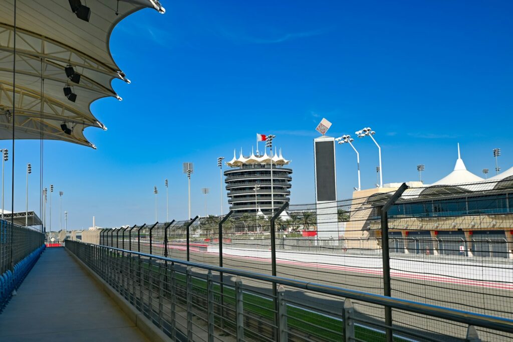 Circuit International de Bahreïn vu du ciel, paddock et tribune