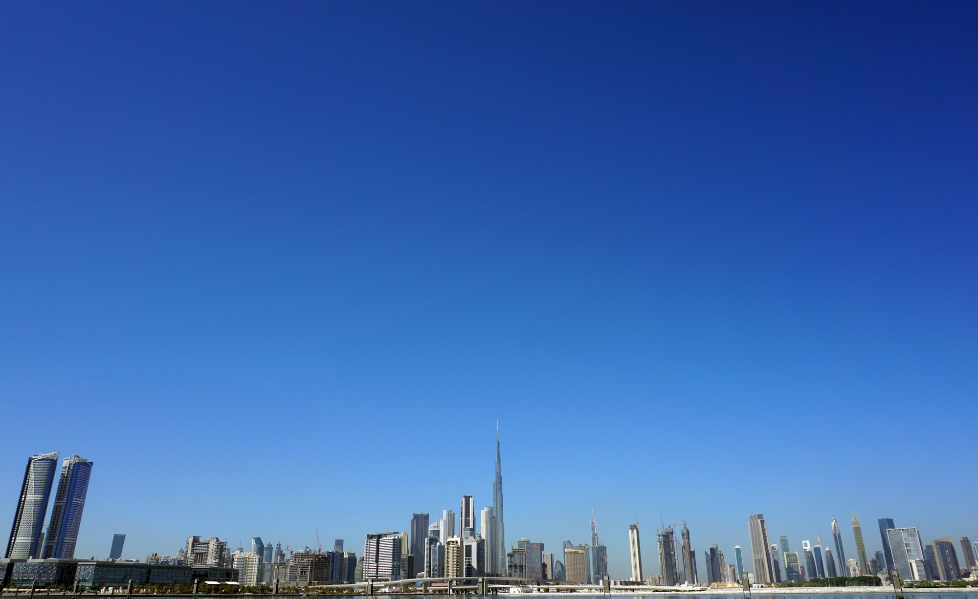 Skyline de Dubaï avec gratte-ciels et mer au coucher du soleil