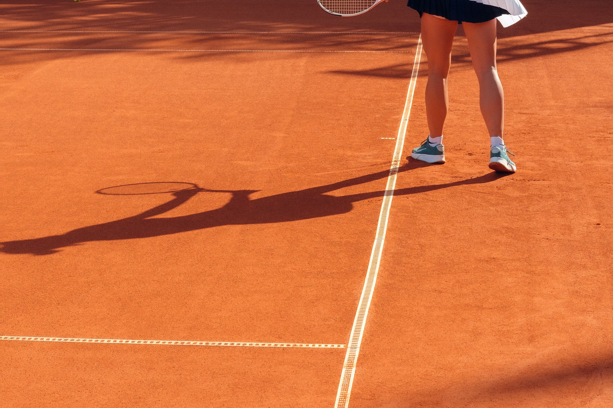 Joueur de tennis en pleine action sur un court