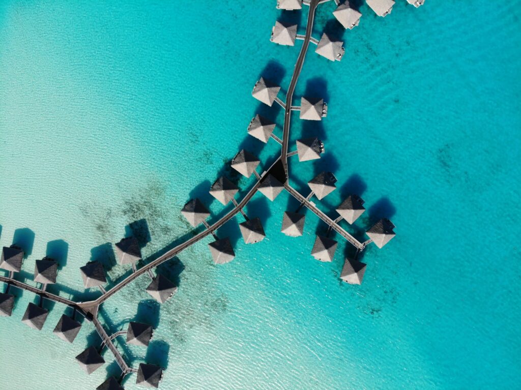 Bungalows sur pilotis surplombant le lagon turquoise de Bora Bora, Polynésie française
