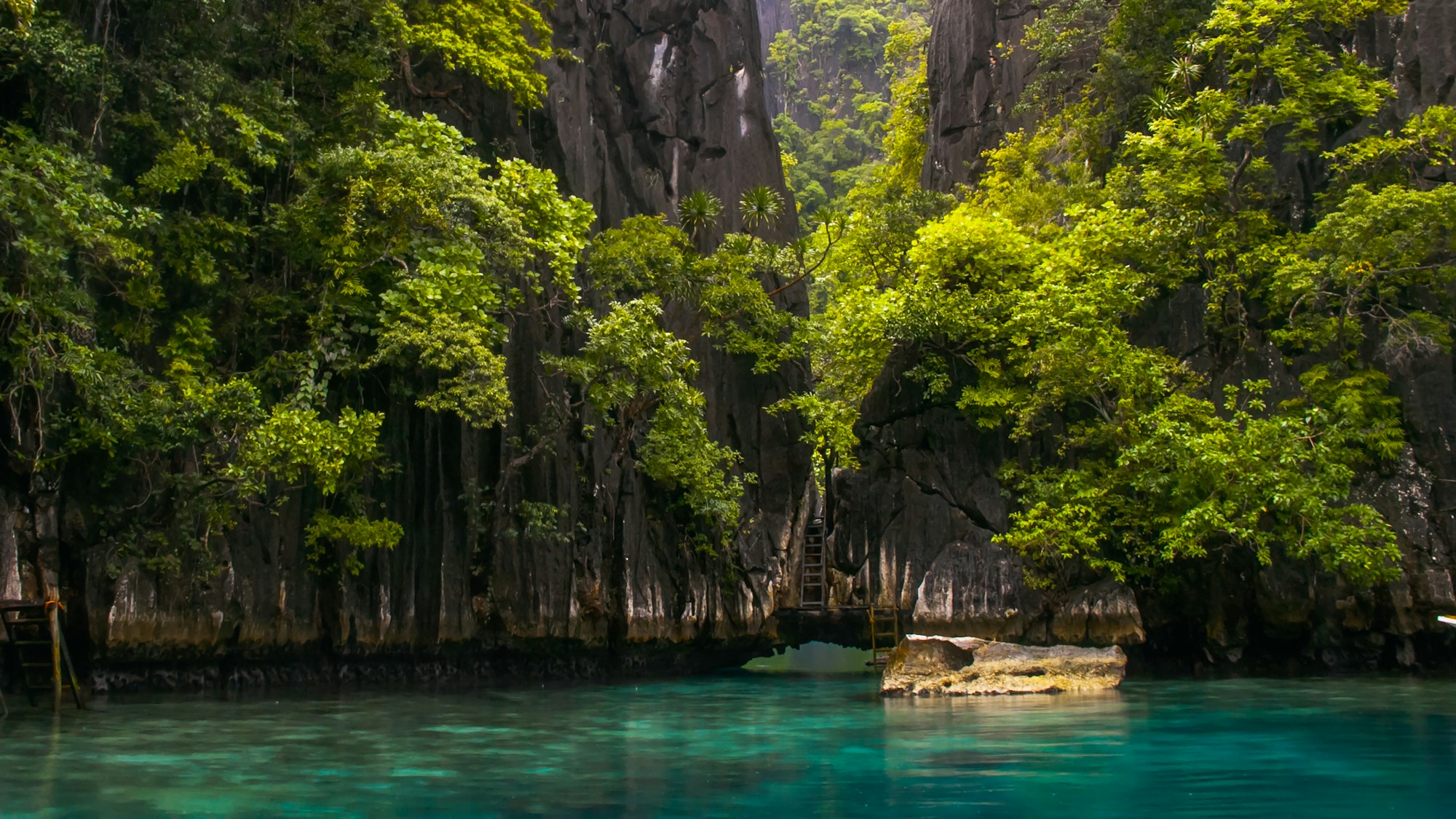 Lagon émeraude entouré de falaises calcaires à Palawan, Philippines