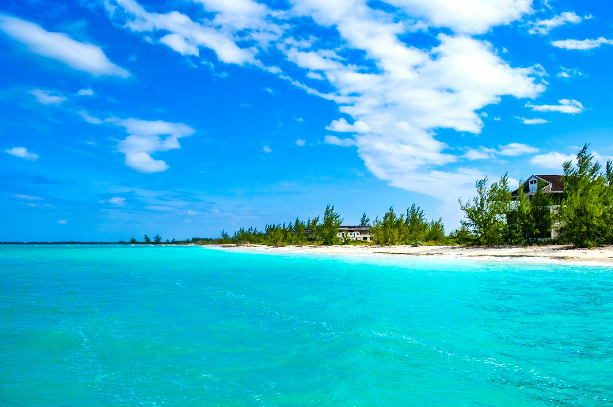 Vue depuis un bateau des eaux cristallines turquoise des îles Turks et Caïcos