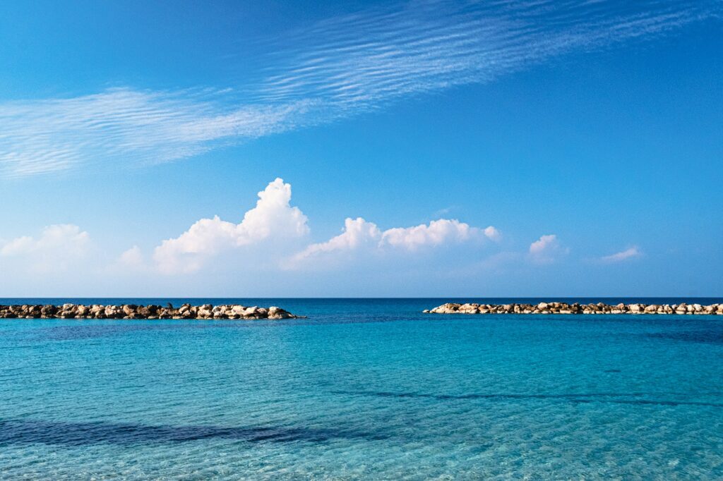 Les côtes rocheuses de Chypre baignées par la Méditerranée avec une eau turquoise en automne