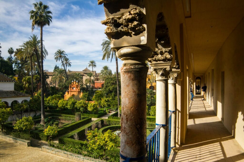 Colonnes ornementales et jardins du Palais de l'Alcazar de Séville en Andalousie
