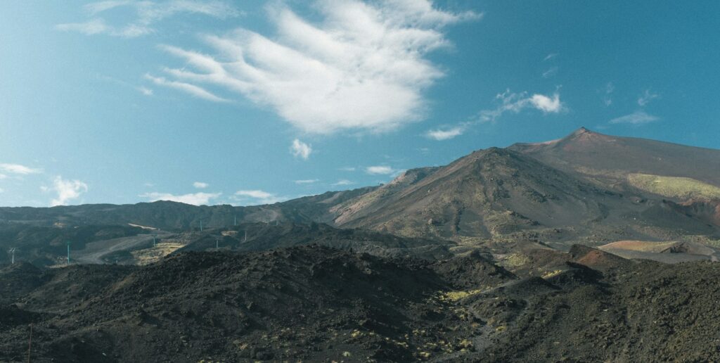 Le volcan Etna en Sicile sous un ciel bleu méditerranéen en automne