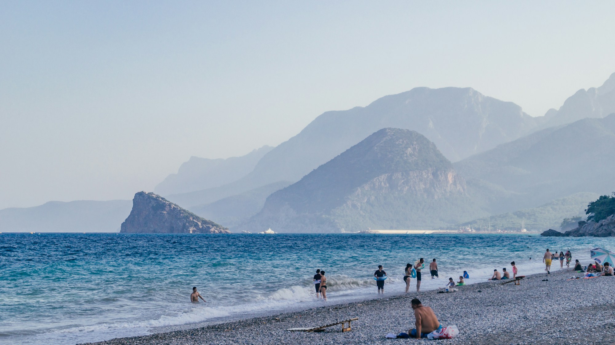 Côte méditerranéenne d'Antalya, Turquie, avec les Taurus en arrière-plan
