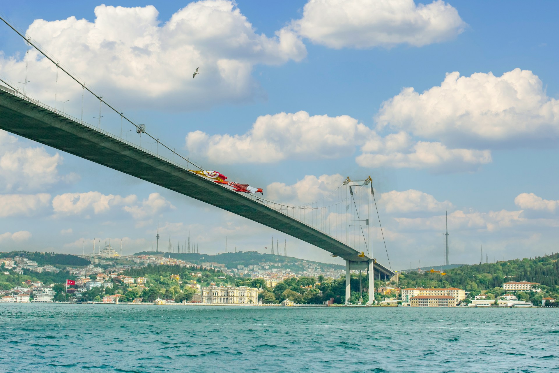 Vue panoramique du bord du Bosphore à Istanbul avec ses mosquées et minarets en arrière-plan