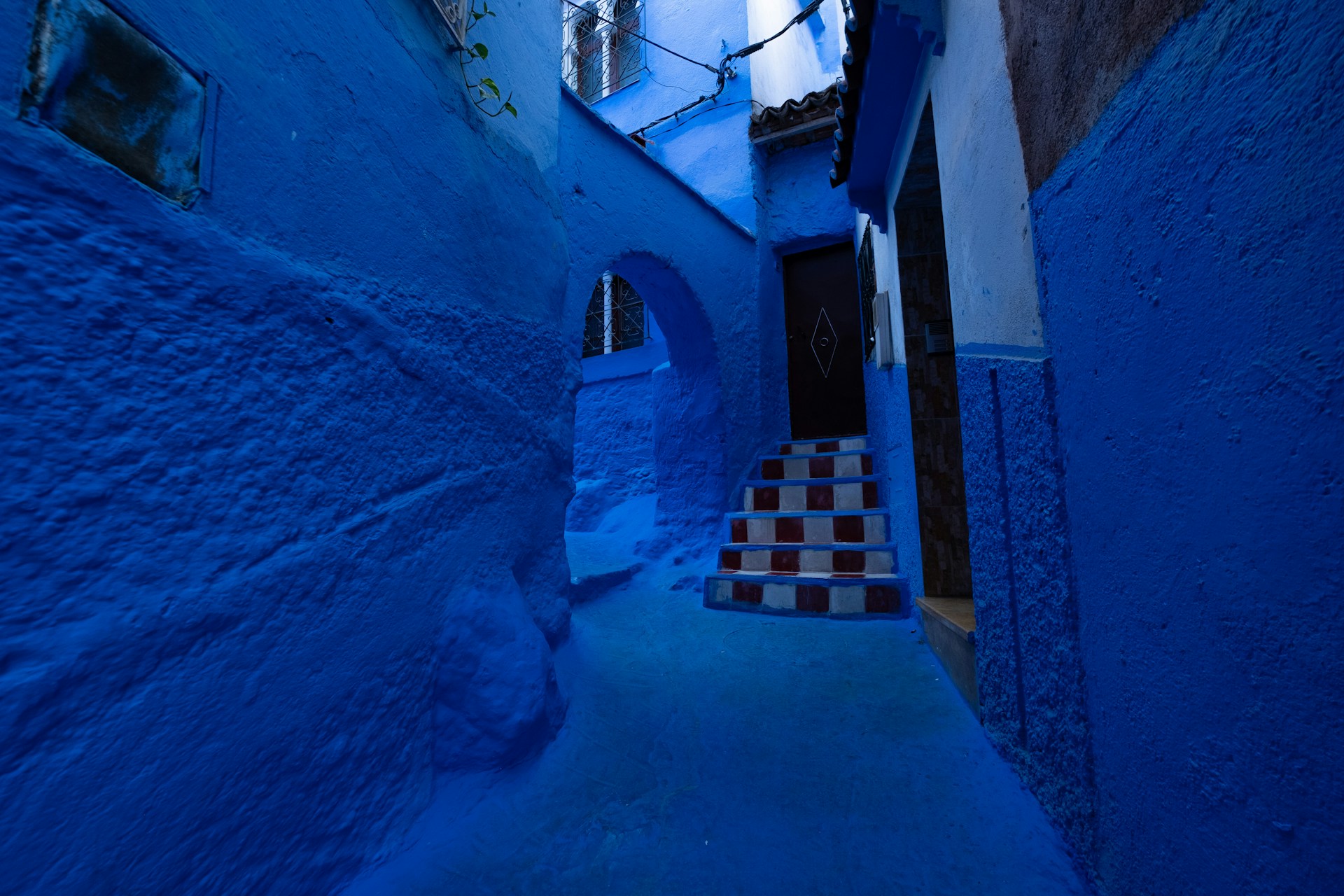 Ruelle bleue et blanche de Chefchaouen au Maroc, destination alternative prisée des créateurs de contenu voyage