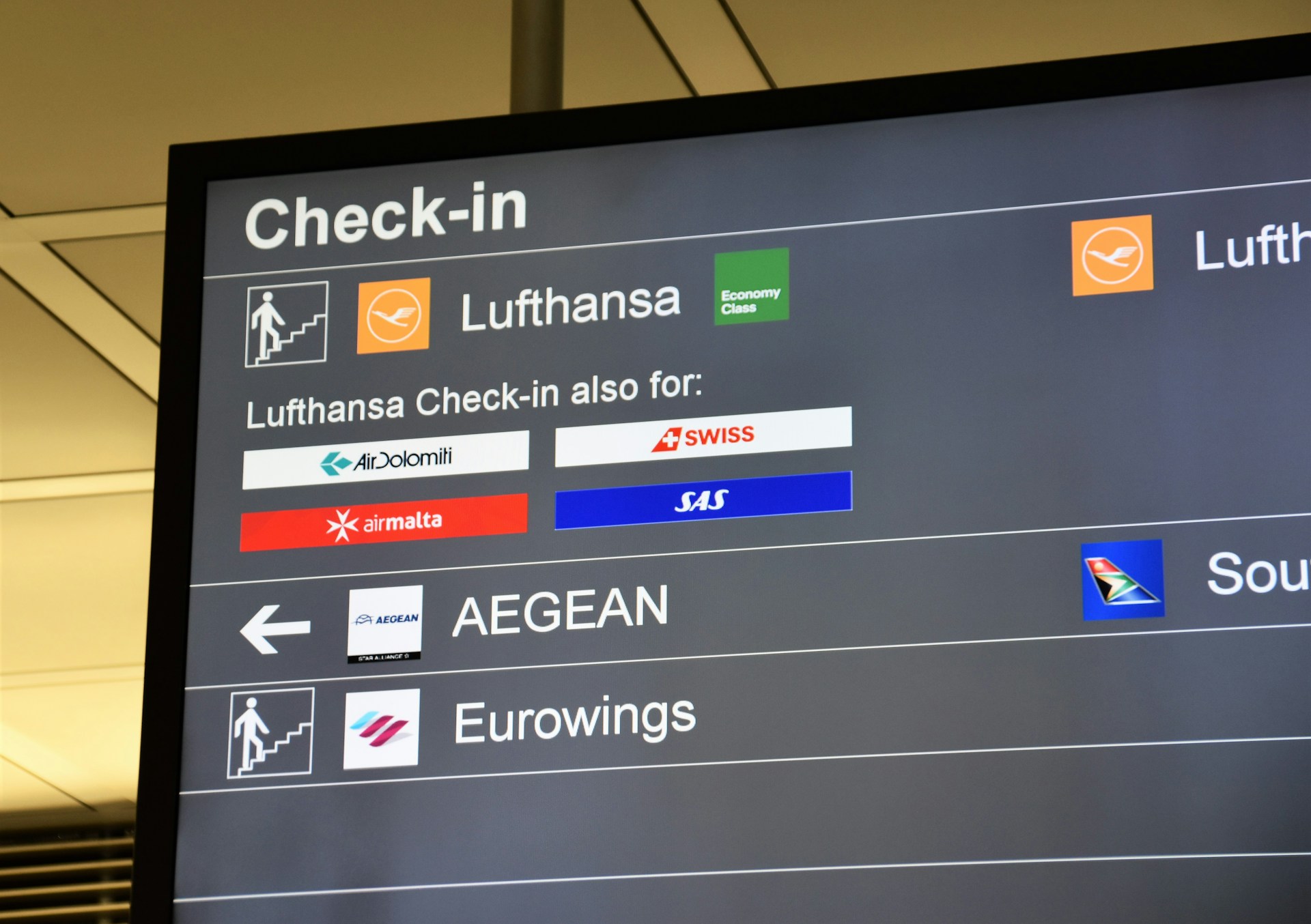 Écran de départs aéroportuaires affichant des vols annulés
