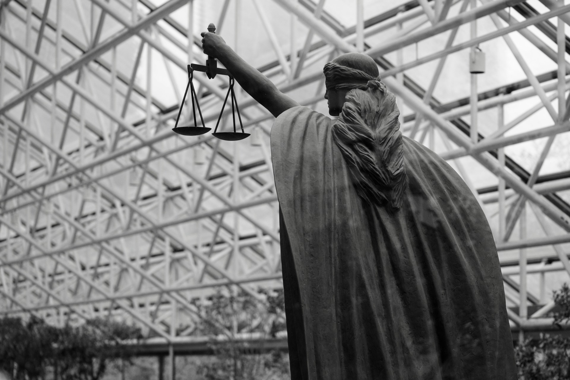 Sculpture de la Déesse Justice — symbole des droits des passagers aériens
